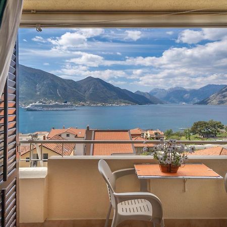 Seaside Serenity: 2-Bedroom Apartment With Boka Bay View Kotor Exterior foto