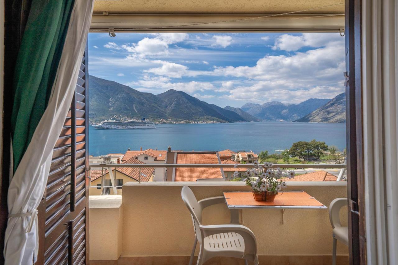 Seaside Serenity: 2-Bedroom Apartment With Boka Bay View Kotor Exterior foto