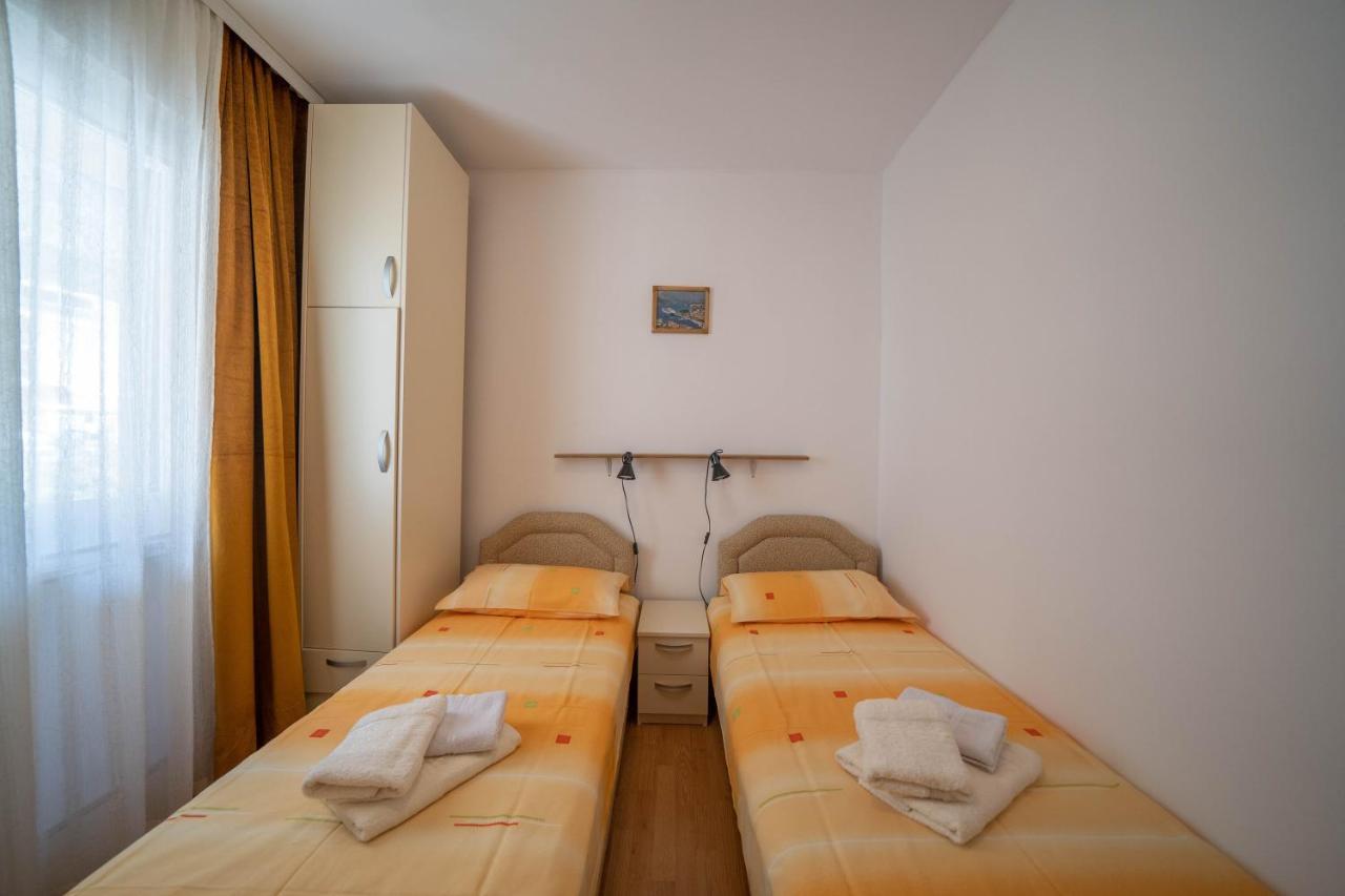 Seaside Serenity: 2-Bedroom Apartment With Boka Bay View Kotor Exterior foto