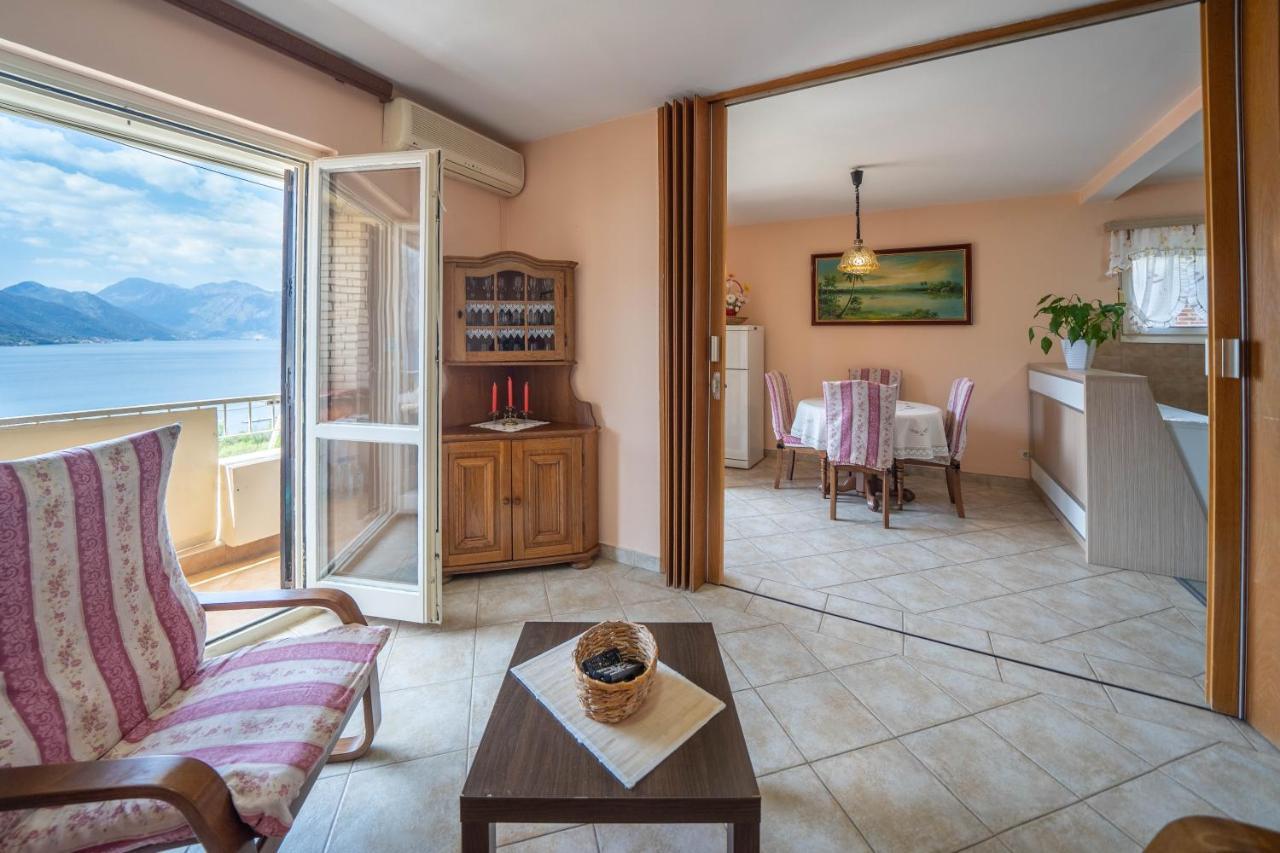 Seaside Serenity: 2-Bedroom Apartment With Boka Bay View Kotor Exterior foto